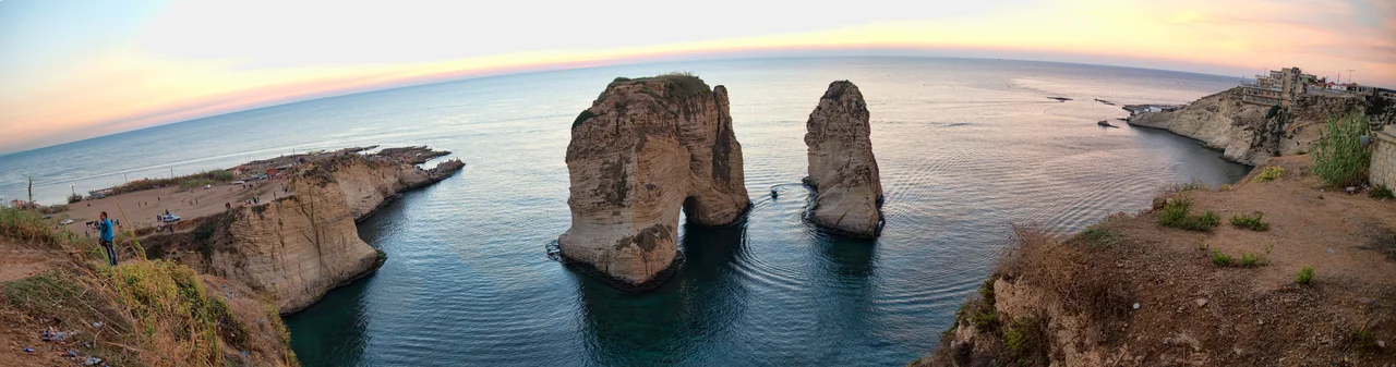 Photographed a panorama of the Rawshe rocks in Beirut, Lebanon. Using a Nikon D800.

صخرة الروشة