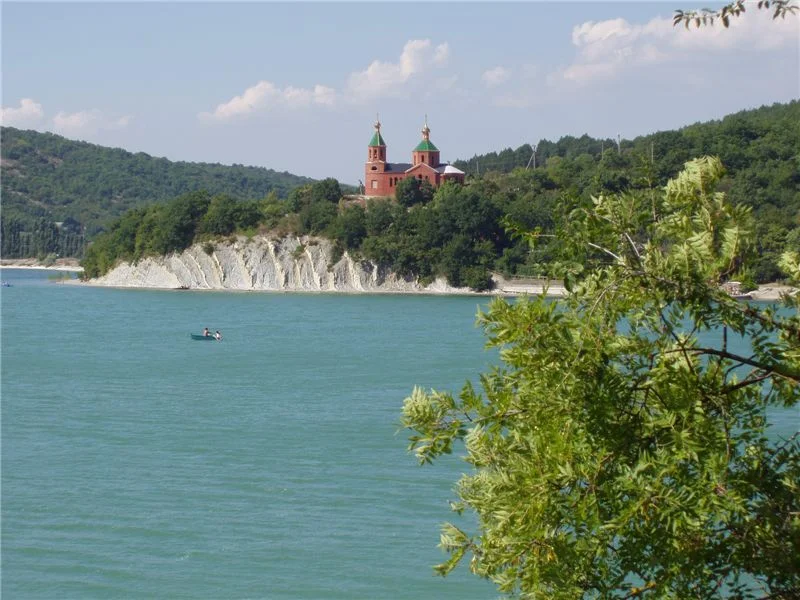 en:Lake Abrau in en:Russia.
