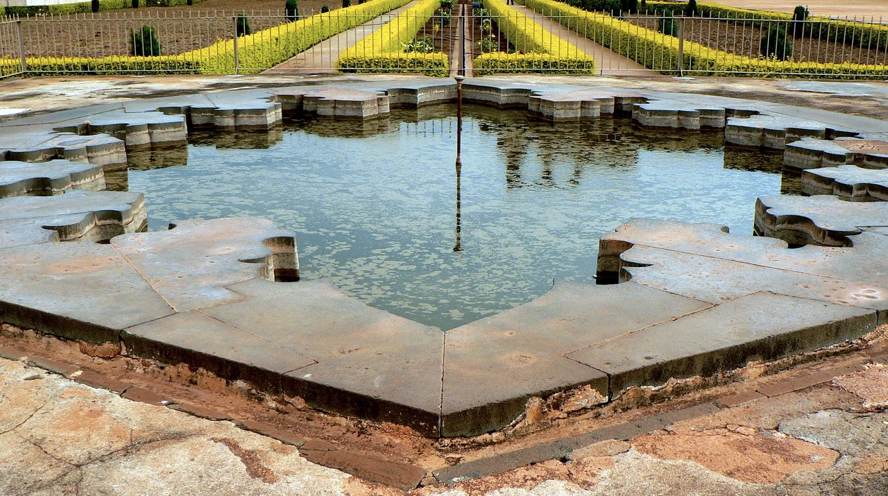 The bidar fort entrance has a well maintained garden and museum. The photo overlooks the garden area.