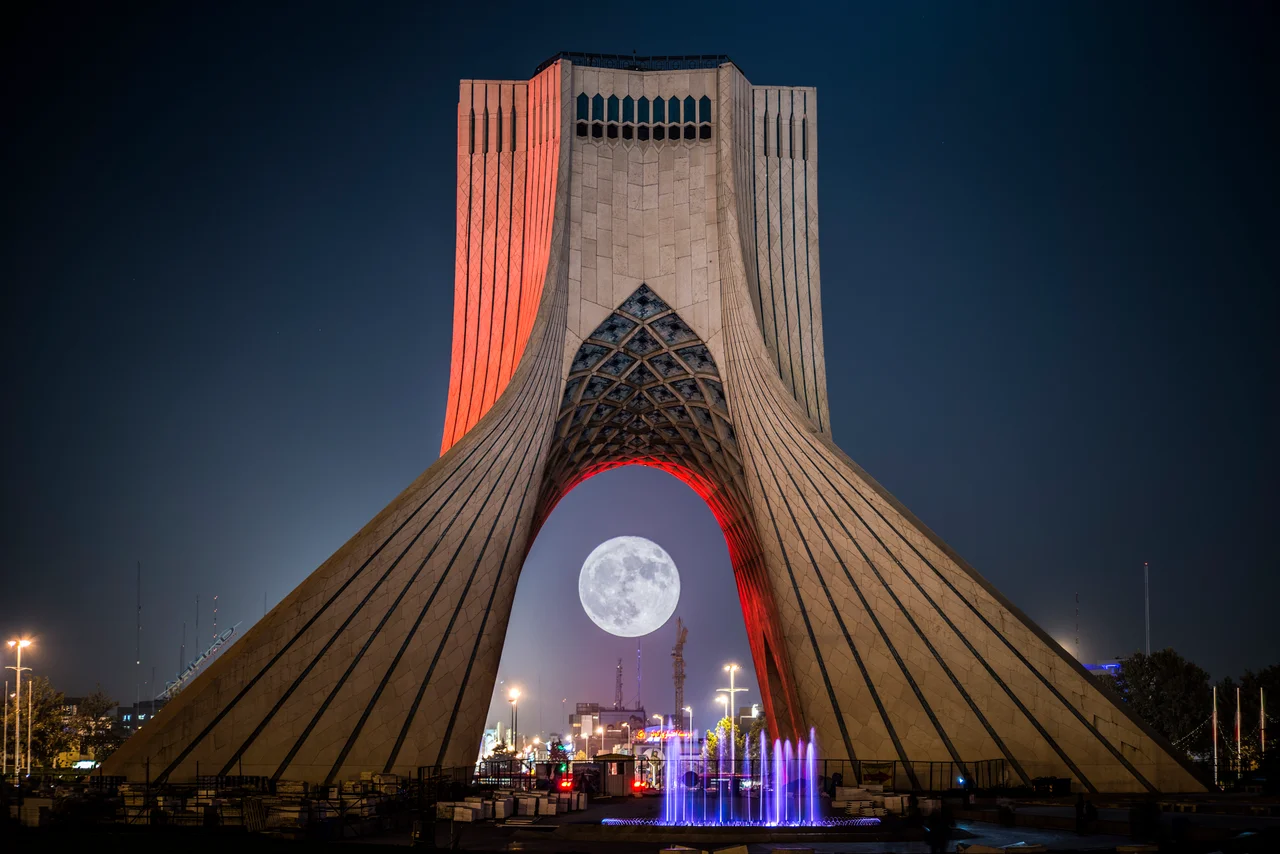برج آزادی و ماه