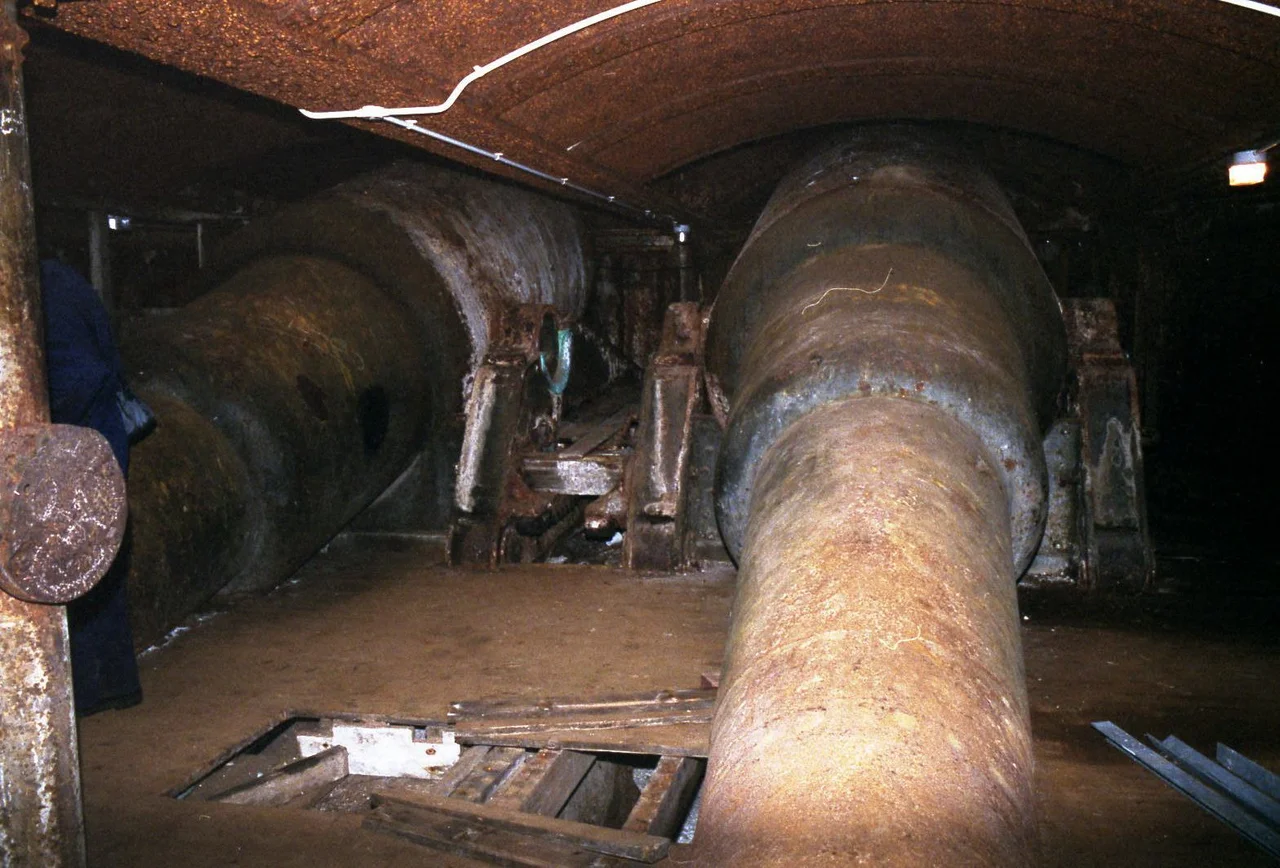 The two 16-inch 80-ton R.M.L. guns still inside the Admiralty Pier Turret at Dover in 2005