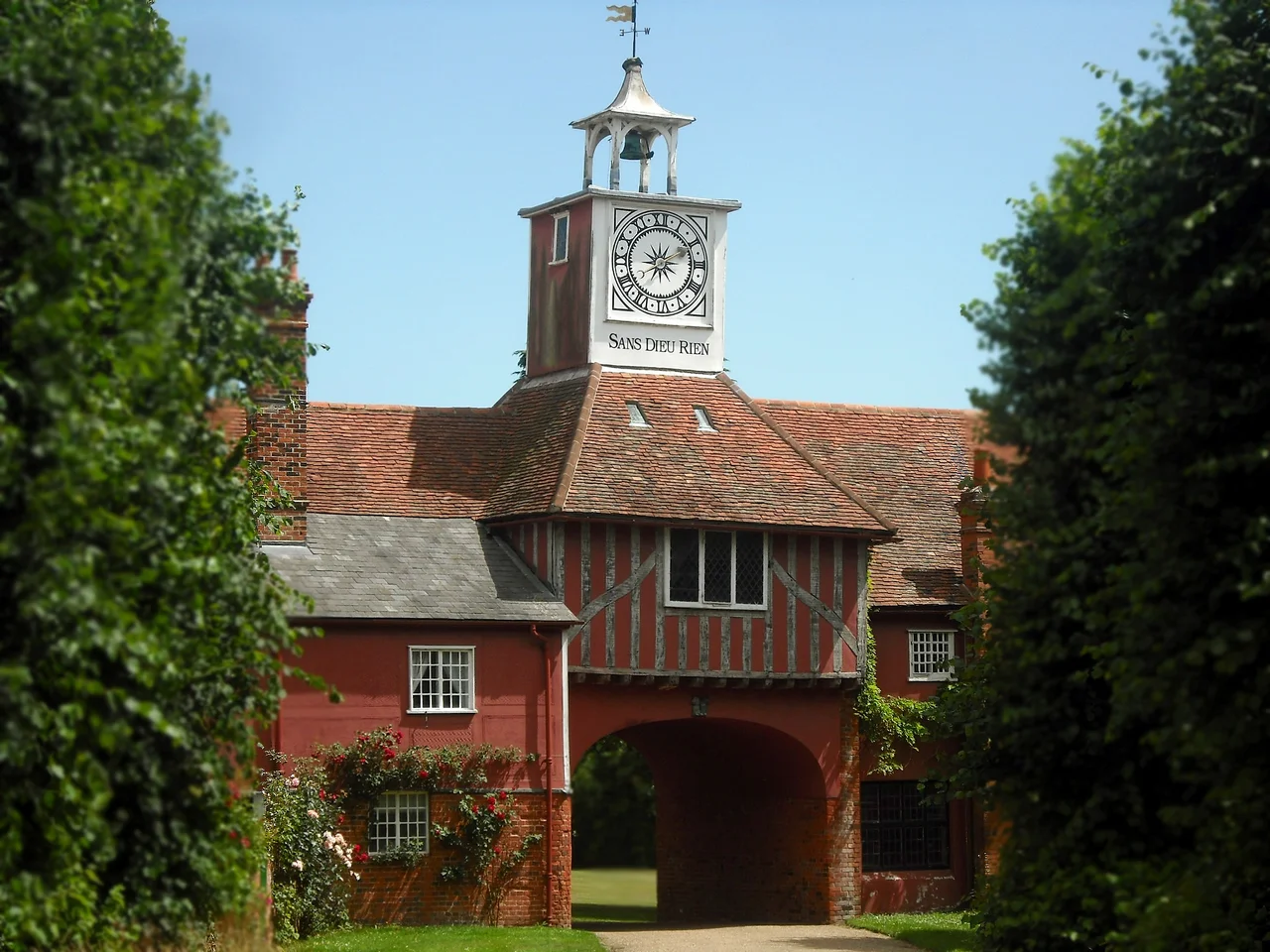 The entrance gate with its one-handed clock. Below is written the French motto of the Lords Petre, "Sans Dieu rien", which means "without god nothing".