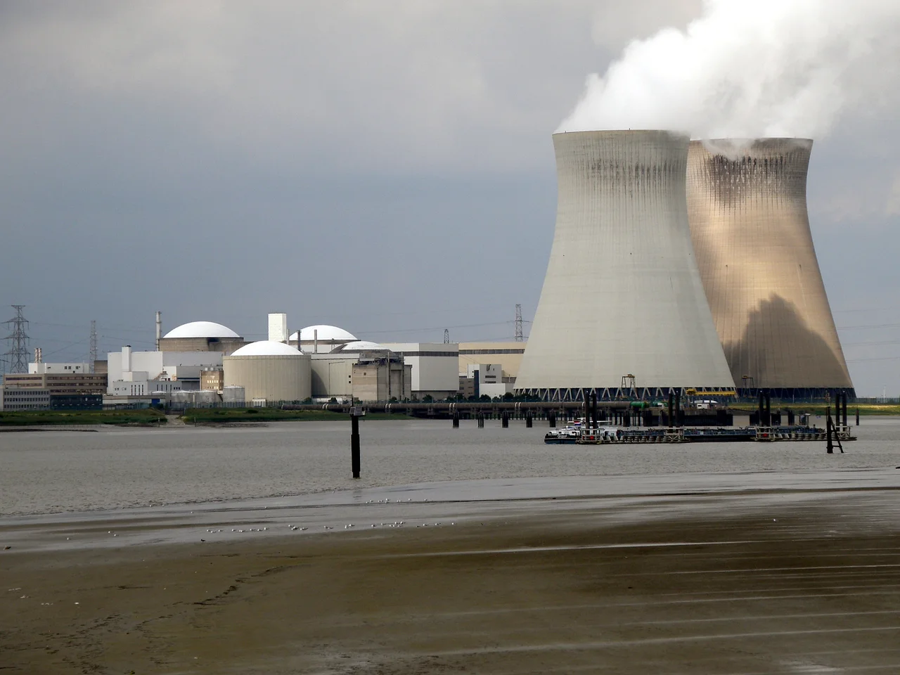 Doel (prov. de Flandre-Orientale, Belgique). Centrale nucléaire vue depuis Lillo sur la rive opposée de l'Escaut.