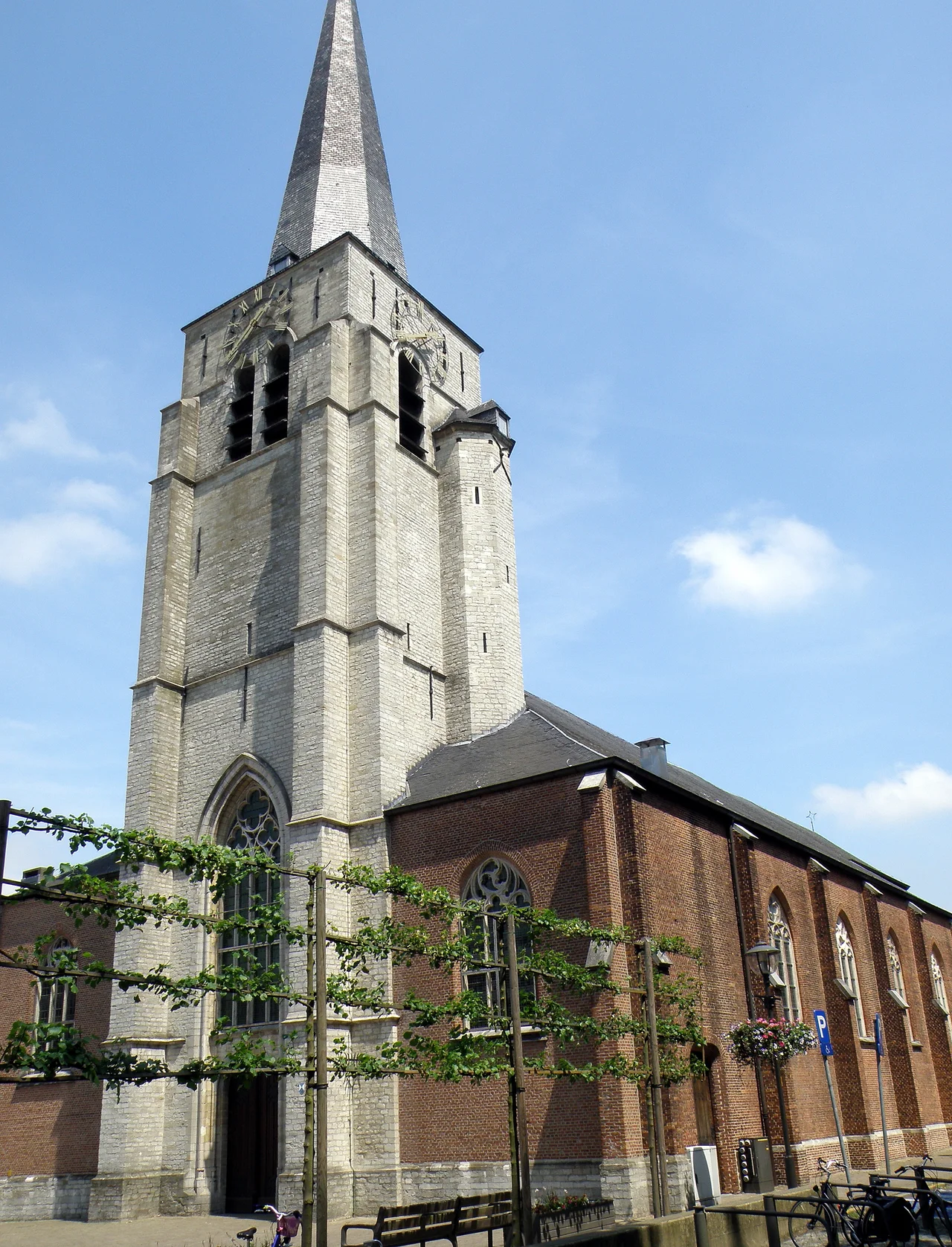 Antwerpen, district Wilrijk. Sint-Bavokerk, gelegen aan de Sint-Bavostraat te Wilrijk. Toren gotisch, waarsch. begin 16de eeuw; schip, kruisbeuk en koor neo-gotisch (1842-1849).
Vgl. Inventaris van het Onroerend Erfgoed.