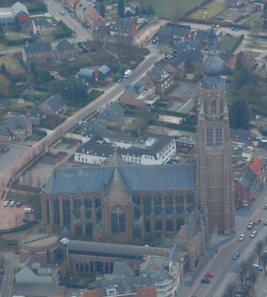 Aerial view (North face) of the church of Saint Catherine at the town of Hoogstraten, Belgium. The small building in matching style in front is the town hall. Nikon D60 f=70mm f/10 at 1/250s ISO 800. Brightness corrected and resolution reduced using Nikon ViewNX 1.0.3. Reframed using Adobe Photoshop 4.0.