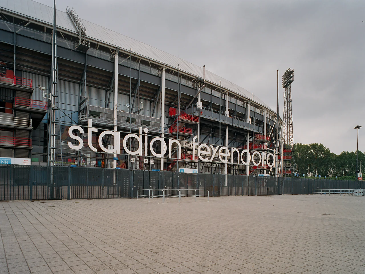 Stadion Feyenoord  -  voetbalstadion   -   De Kuip: Detail, belettering (opmerking: Gefotografeerd voor ANWB Monumentenboek)