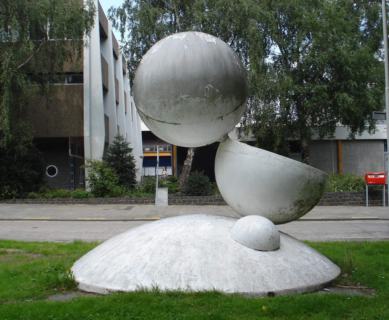 Rotterdam, Ommoord, Briandplaats. Kunstwerk "De Bollen" van Hans van der Plas. Rotterdam/The Netherlands.