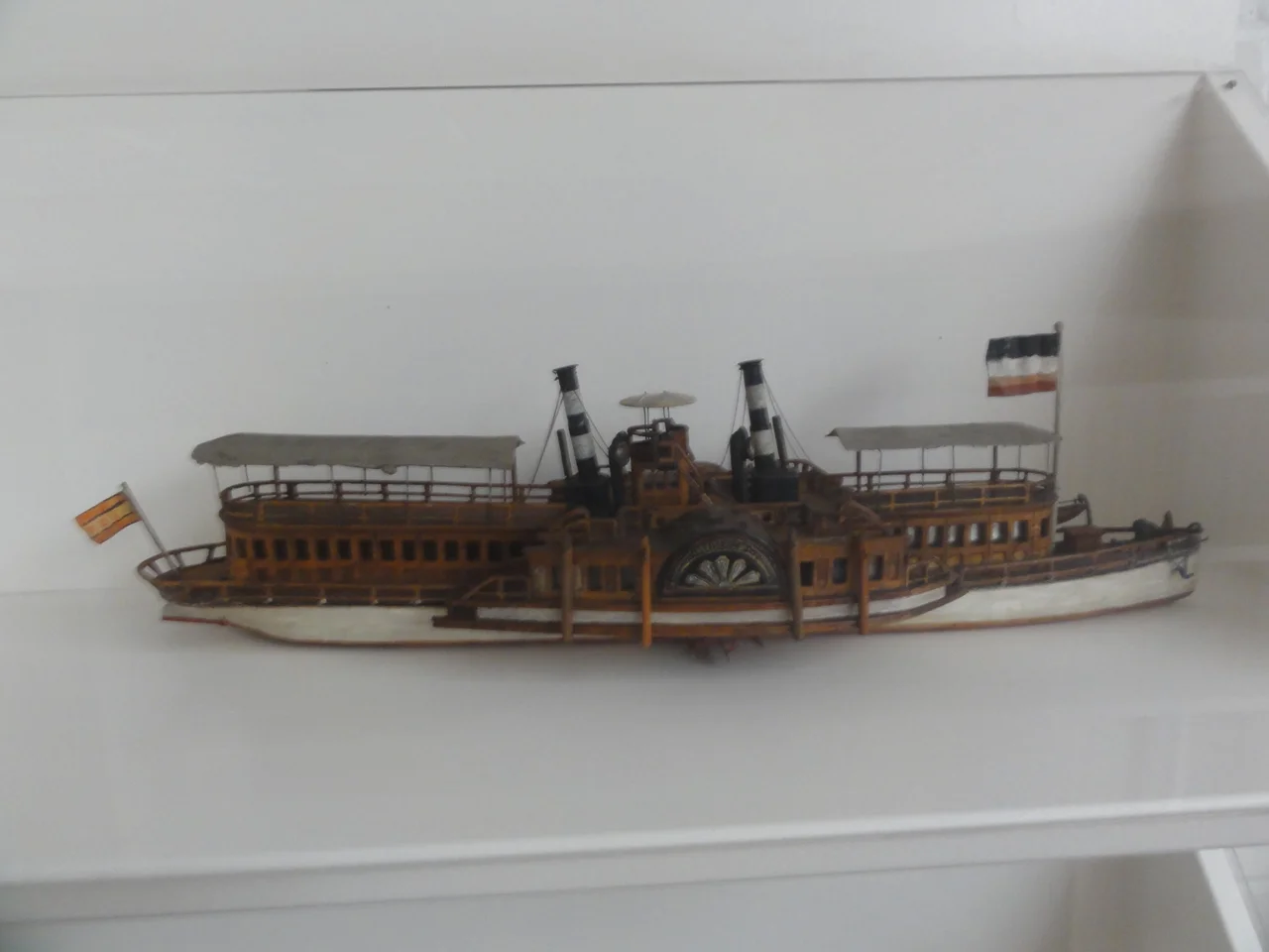 Modell des Seitenrad-Salondampfer "Friede", Bj. 1866/67, Werft: L. Smit &amp; Zoon, Kinderdijk, Maschine aus England, Maschinenleistung 850 PS, Farht max. 15 km/h, Länge 73,2 Meter, Breite über Radkasten 14,77 Meter, Fahrgastzahl max. 1200, Ausserdienststellung 1898 (jeweils Angaben des Museums)