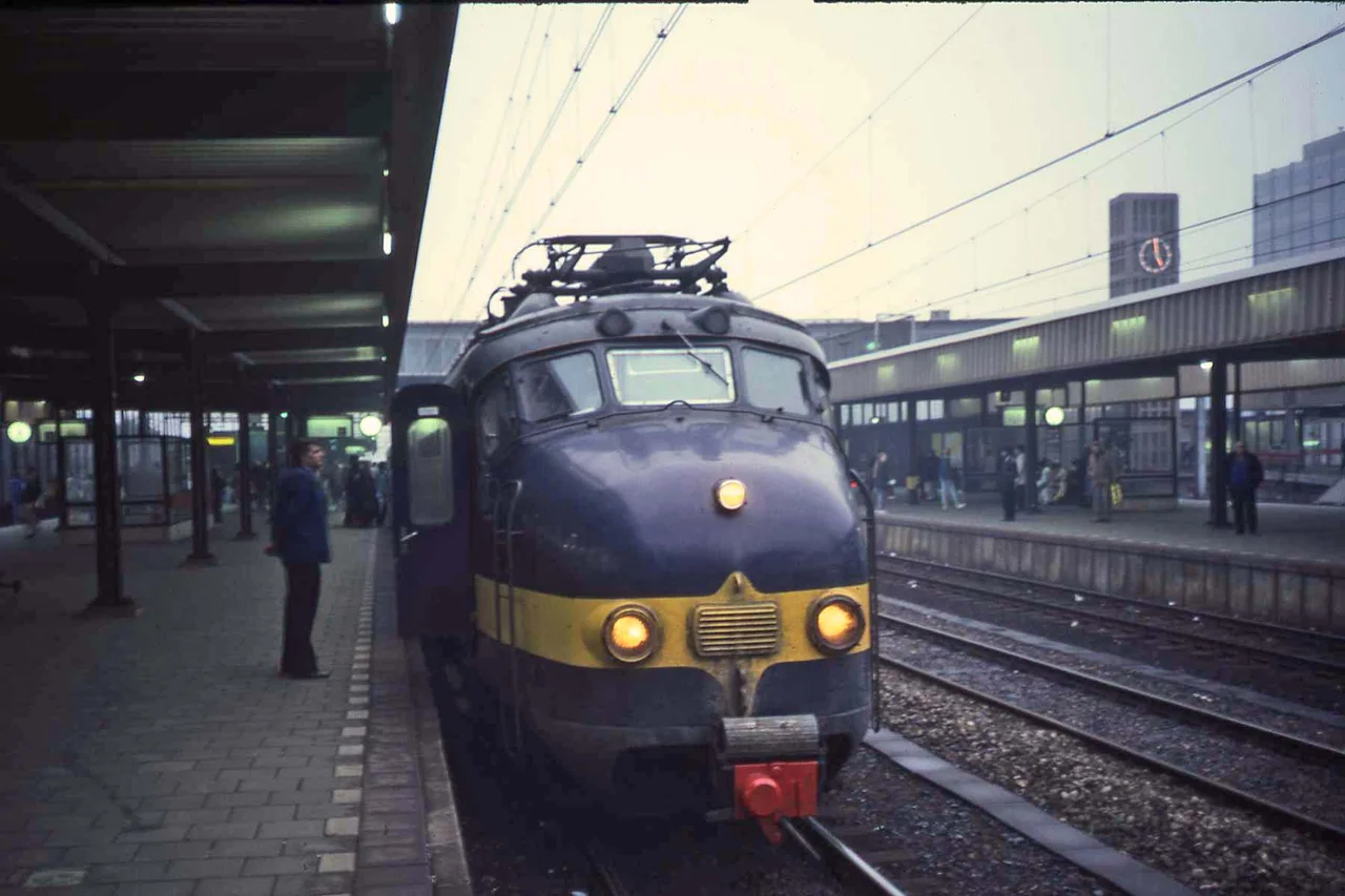 Beneluxtreinstel stop in Leiden. Niets is meer hetzelfde: De Beneluxtrein stopt hier niet meer, deze treinstellen zijn gesloopt en het station is herbouwd. Nu zijn twee doorgaande sporen ipv een.