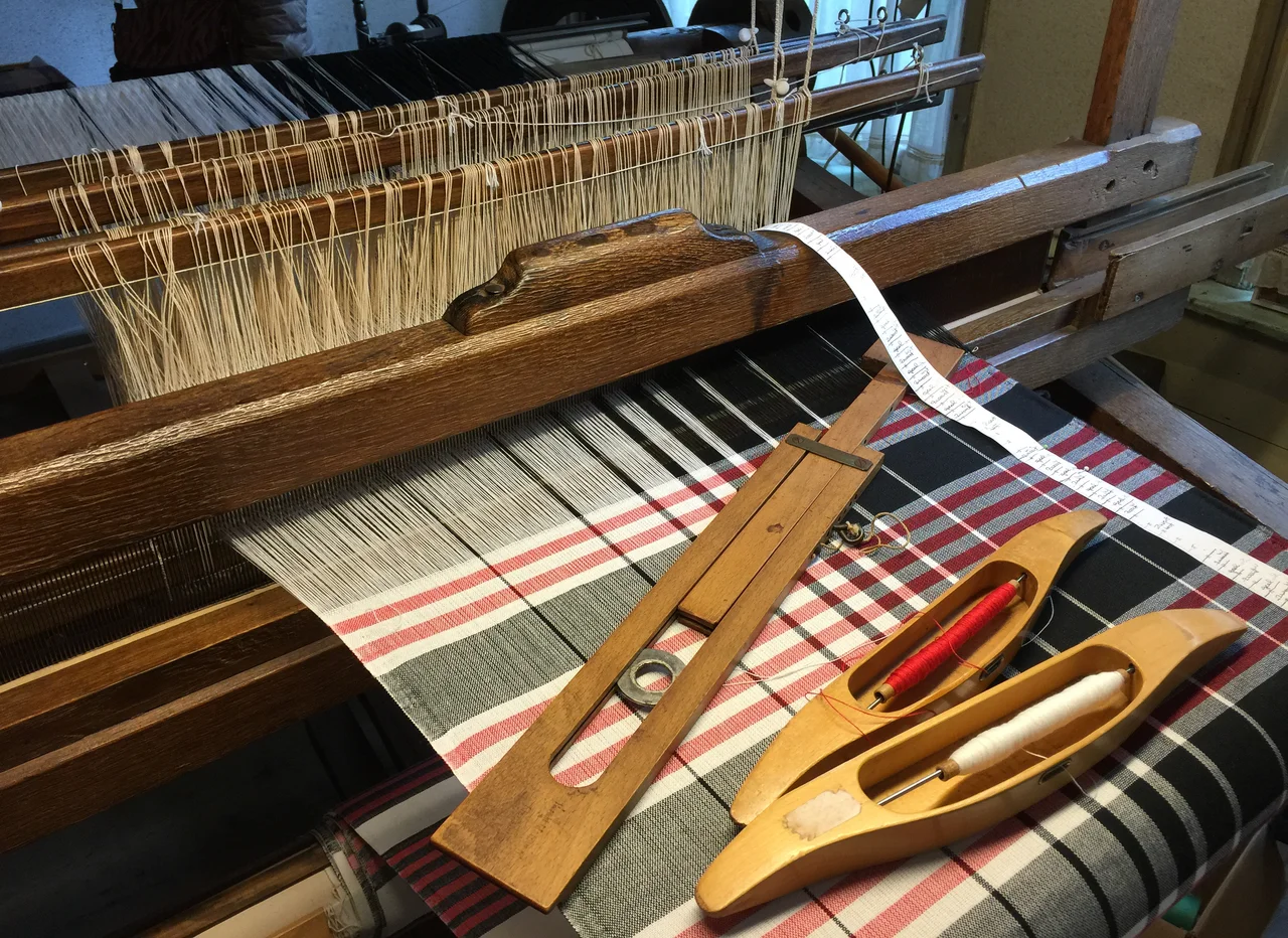 The large loom in museum Het Leids Wevershuis, which is still in daily operation and used for live demonstrations.