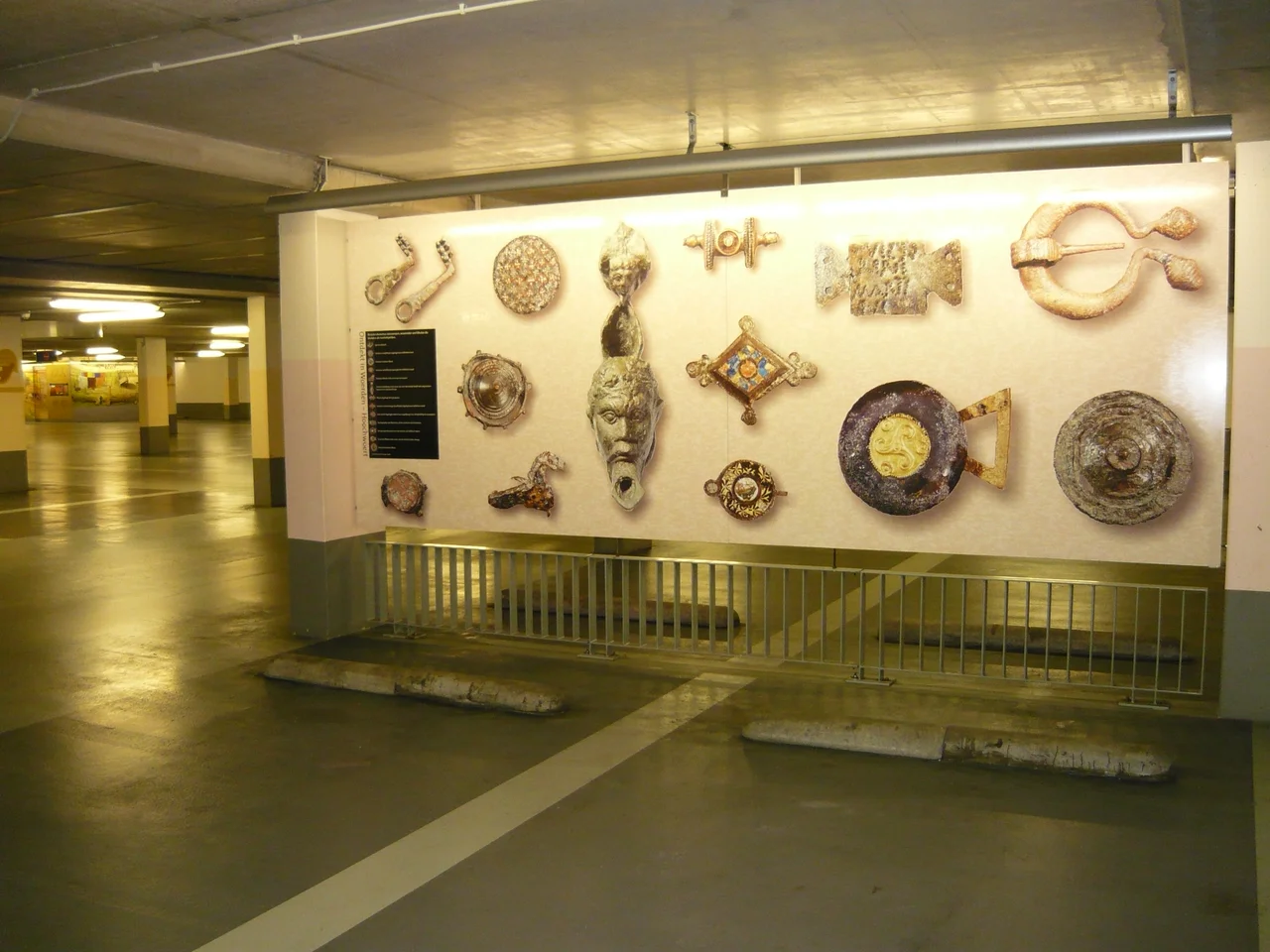 parkeergarage Castellum te Woerden met foto's van Romeinse vondsten in die plaats
