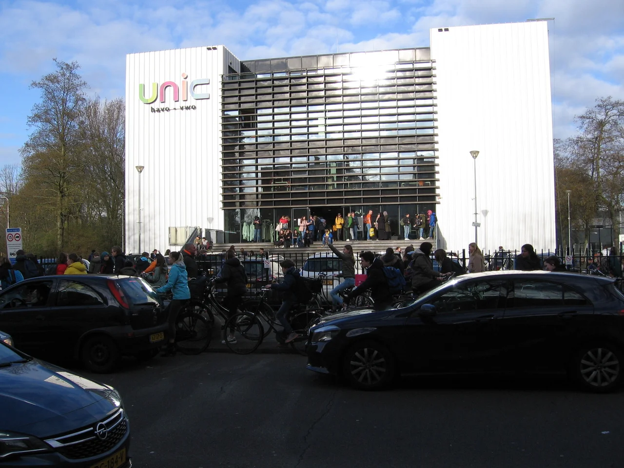 Pupils of the secondary school UniC, Utrecht, are allowed to go home, after the town has been declared safe again after the alert for the tram attack March 18, 2019