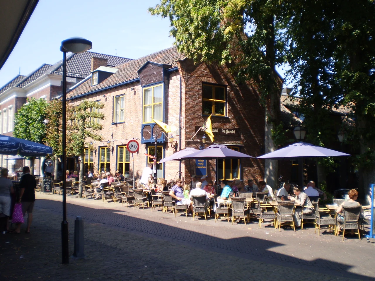 Begjin fan de Buorren, rjochts stiet de tsjerke, yn Putten.