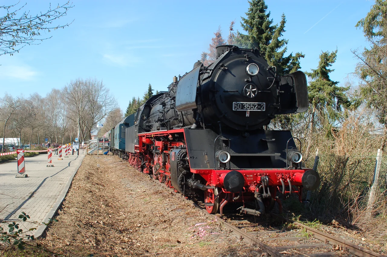 Der Zug der Erinnerung in Heinsberg, abgestellt neben dem Parkplatz der Kreisverwaltung auf der Bahnstrecke Lindern - Heinsberg.