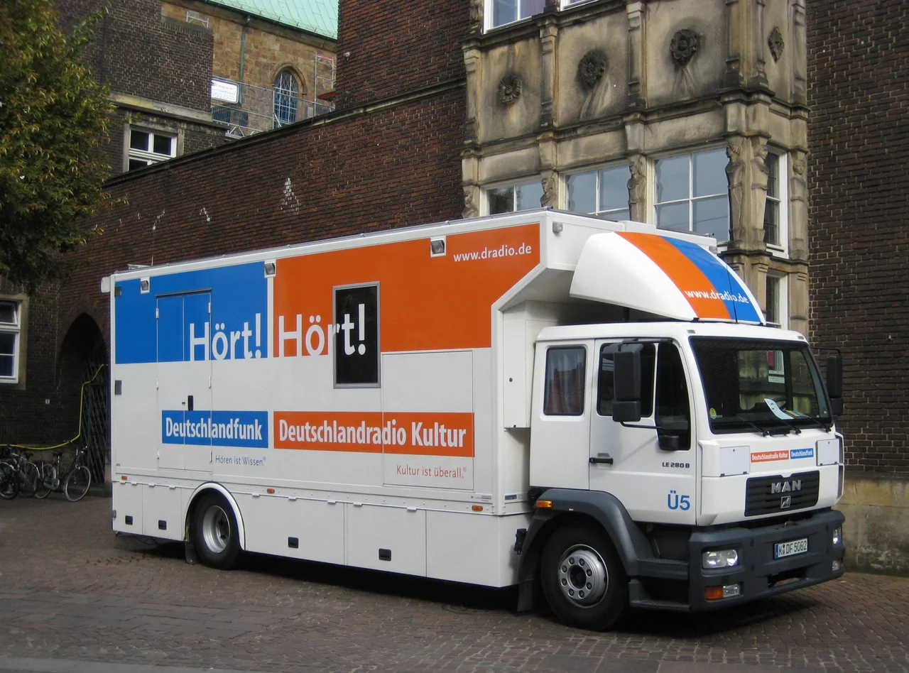 Übertragungswagen „Ü5“ für Hörfunkübertragungen des Deutschlandradios (Programme: Deutschlandfunk (DLF), Deutschlandradio Kultur (DKultur)); hier vor dem Konzerthaus Die Glocke in Bremen, Deutschland
