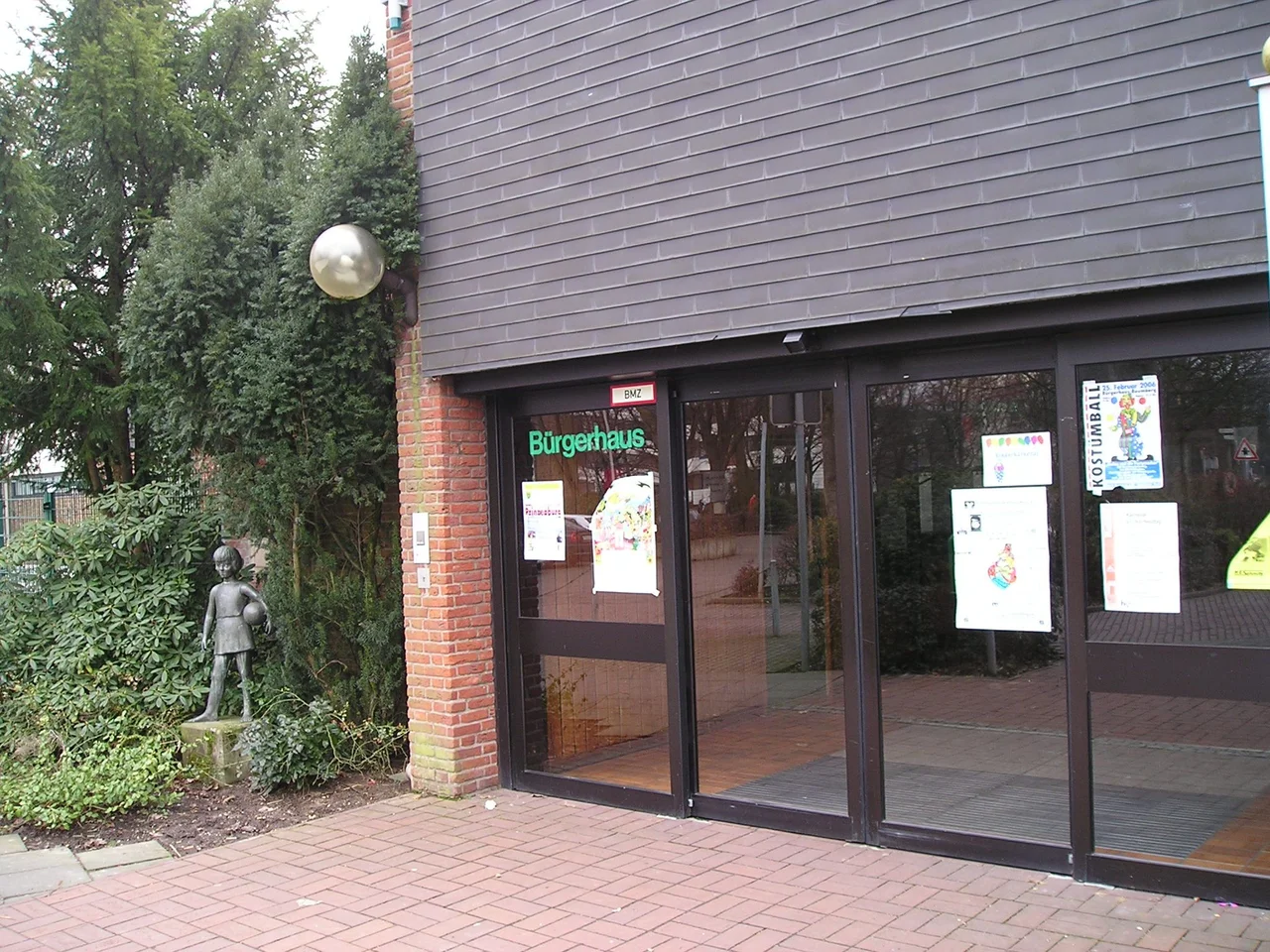 Buergerhaus Baumberg with Sculpture Ballspielerin.jpg