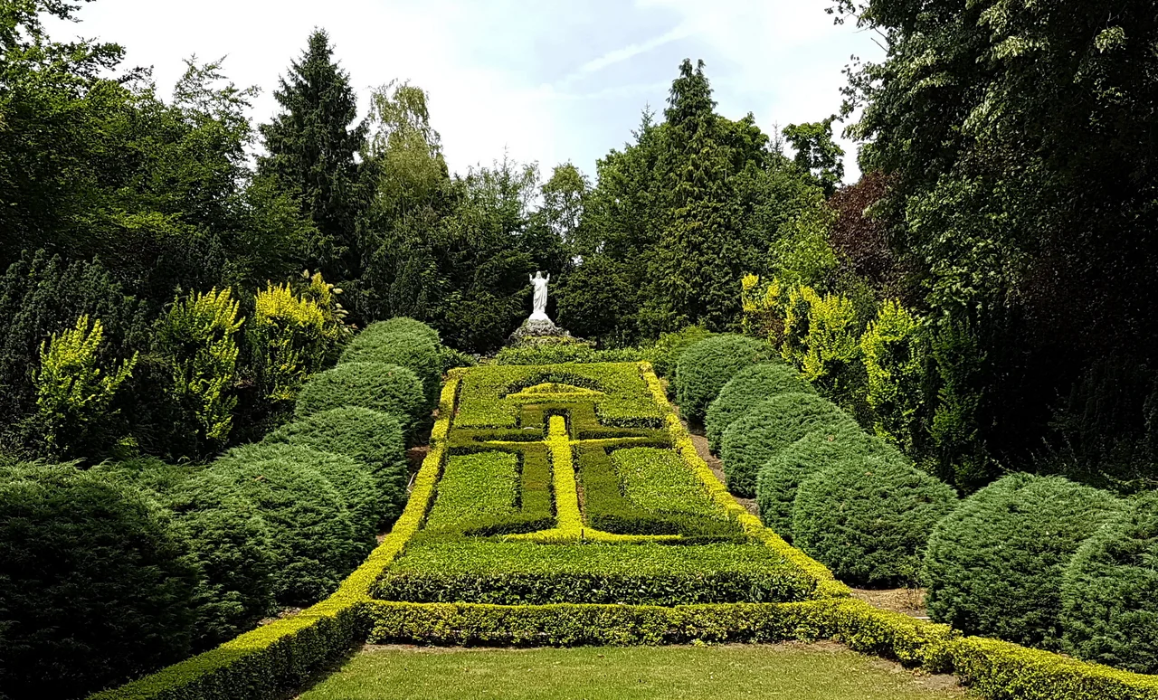 View of Heilig Hartheuvel, an artificial hill with a statue of the Holy Heart of Jesus in the monastery gardens of Missiehuis Sint-Michaël in Steyl (Tegelen), Limburg, the Netherlands. The monastery in Steyl is the motherhouse of the Society of the Divine Word (Latin: Societas Verbi Divini or SVD) of Roman Catholic missionaries. The monastery gardens are divided into three sections: 1. the section around the main monastery buildings, between the river Meuse and Sint Michaëlstraat (the smallest part); 2. the section around Sint-Gregorklooster, south of Parkstraat (shown here); 3. the section around the former print shops, between Parkstraat, Kloosterstraat and Zusterstraat (the largest part).
This is an image of rijksmonument number 528360Information from structured data:
location of creation: Venlo→Limburg→Netherlands
depicts instance of: statue of Sacred Heart of Jesus Christ→sculpture→type of work of art→metaclass→concept→variable-order class