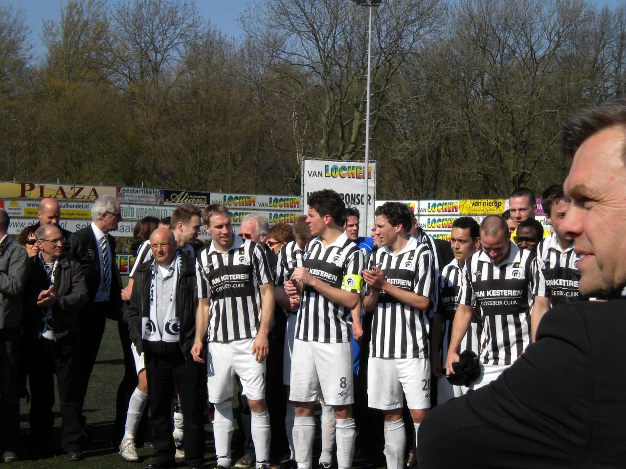 Spelers van Achilles '29 voordat de kampioensschaal werd ontvangen na het behaalde landskampioenschap in 2013. De spelers van links naar rechts: Freek Thoone, Daan Paau, Frank Hol (gebogen hoofd), aanvoerder Twan Smits, Nicky van de Groes, Levi Raja Boean, Michael Lanting, Chaimil Mormon (met bril), Tim Sanders. Op de voorgrond, rechts in beeld, is voorzitter Harrie Derks zichtbaar.