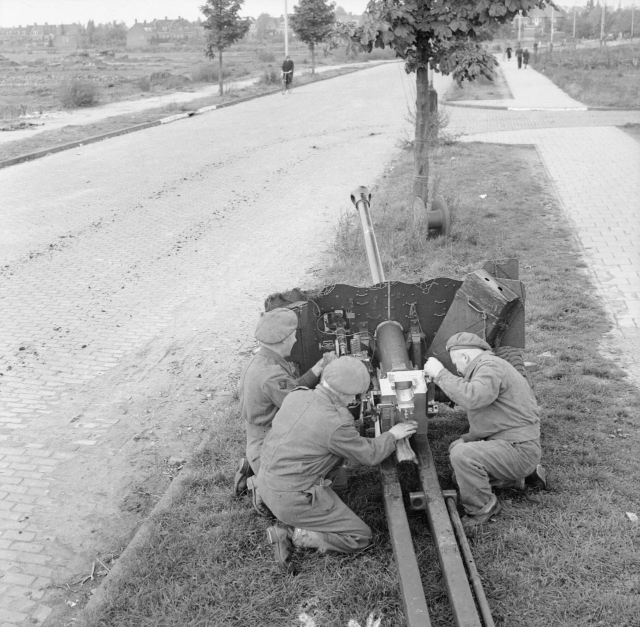 A 6-pdr anti-tank gun set up to protect a road in Nijmegen, Holland, 17 October 1944.
6-pdr anti-tank gun set up to protect a road in Nijmegen, 17 October 1944.