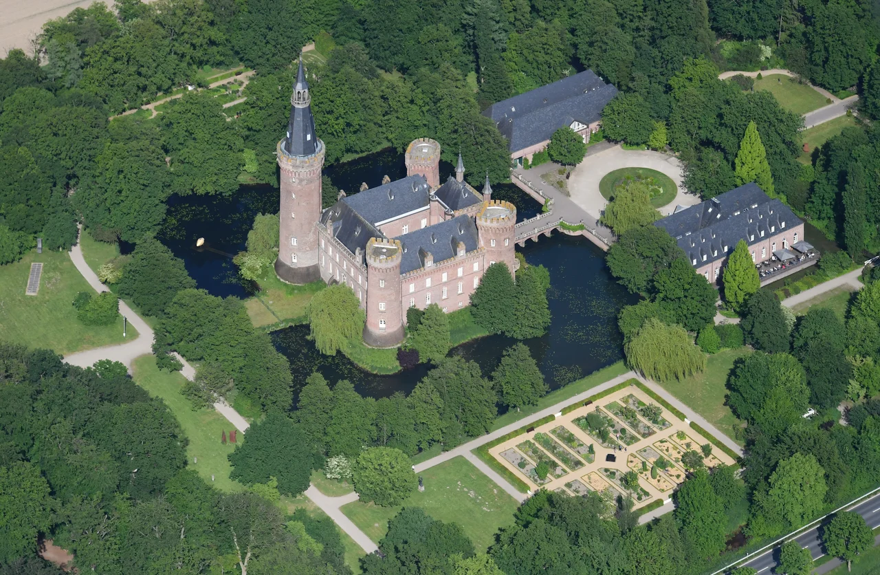 Aerial image of the Moyland Castle (view from the west)