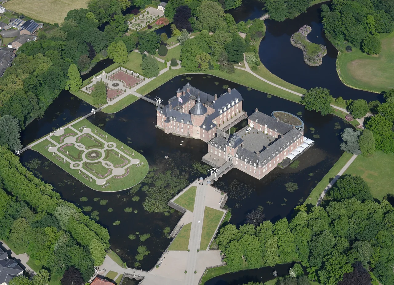 Aerial image of Burg Anholt (view from the west)