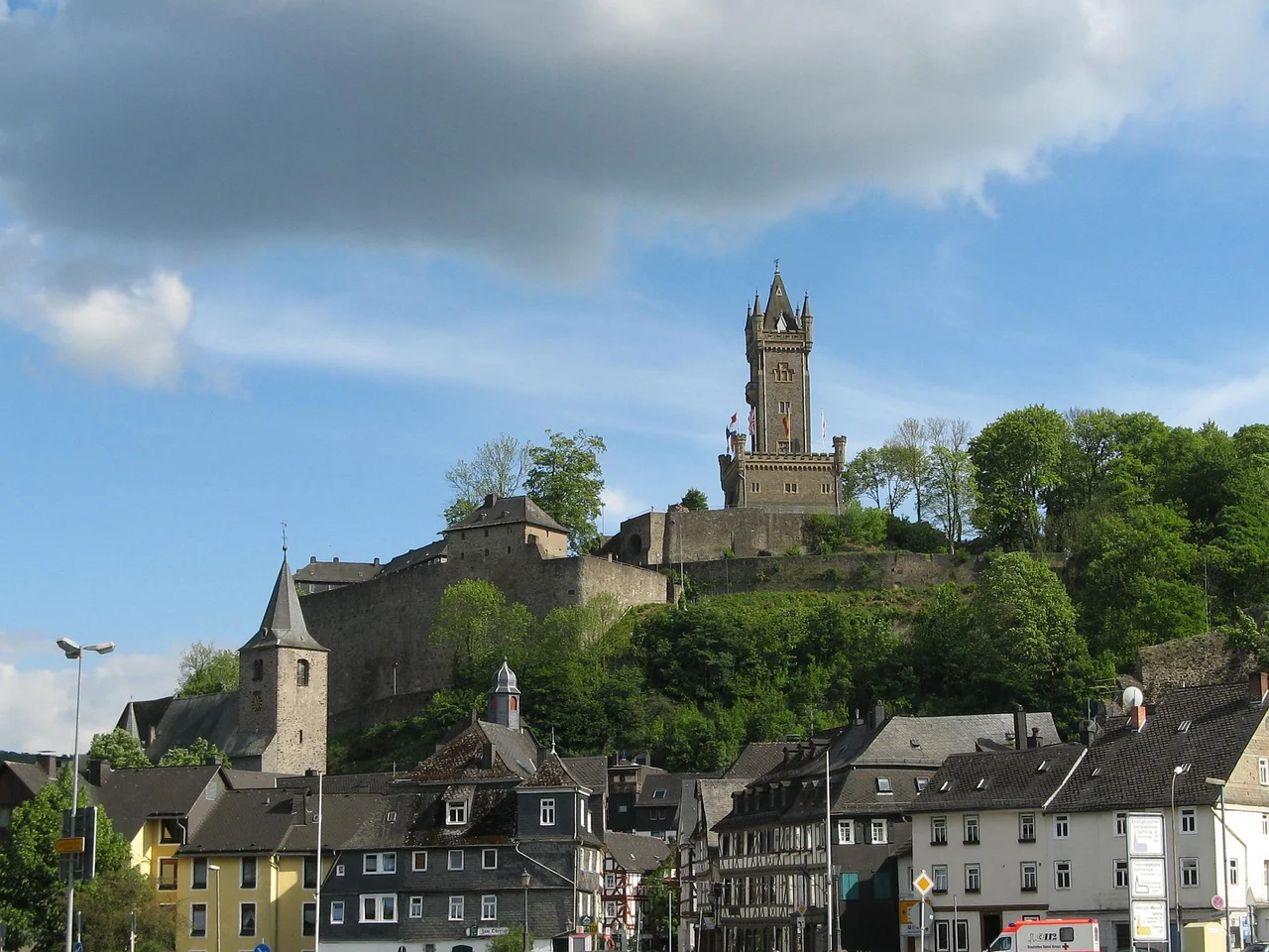 Der Wilhelmsturm auf dem Schlossberg in Dillenburg, links ist die evangelische Stadtkirche aus dem Jahre 1491