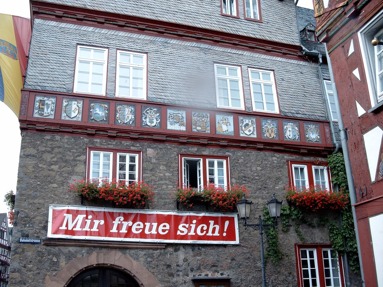 Herborn, Rathaus mit Wappenfries
Die Fahne und das typisch hessische Transparent "Mir freue sich" wurden anlässlich eines Festes angebracht.

Fotografiert von Thomas Porombka