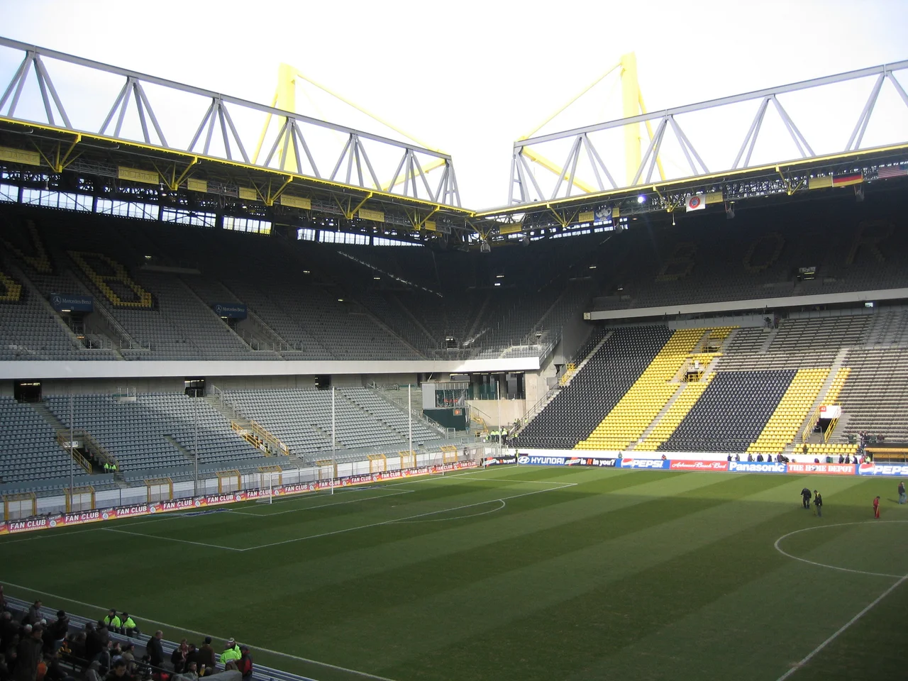 Bildbeschreibung: Westfalenstadion Nord- und Osttribüne
Fotograf/Zeichner: Thorsten Bachner
Datum: 21.3.2006
Rheien: 100