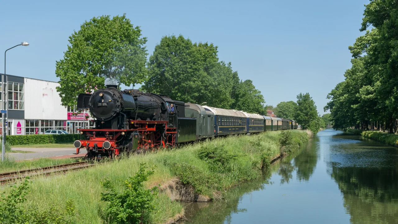 DB 23 071 und DR 50 3654 in Apeldoorn.