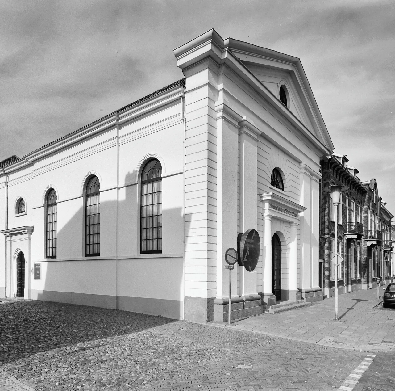 Voormalige synagoge: De voorgevel en linker zijgevel van de voormalige synagoge te Kampen (opmerking: Gefotografeerd voor Monumenten In Nederland Overijssel, bladzijde 193)
