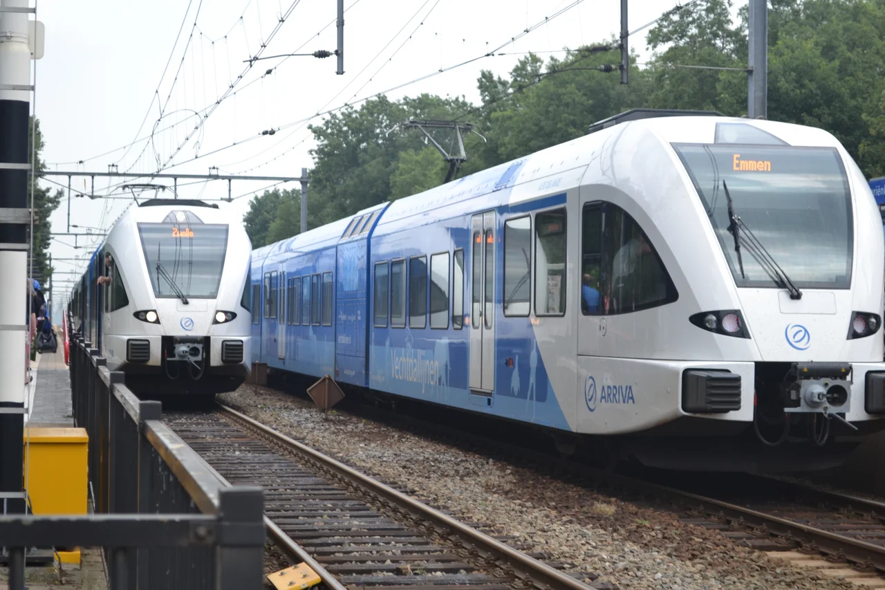Twee GTW-stellen van de Arriva-Vechtdallijnen, te Mariënberg