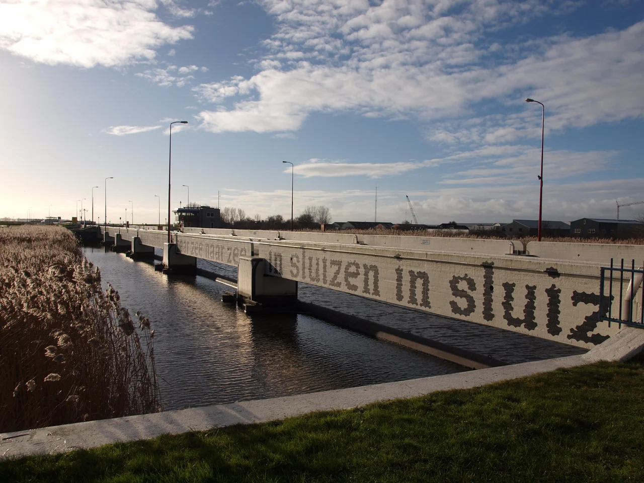 Prinses Margriet Sluizen in het P.M. kanaal bij Lemmer