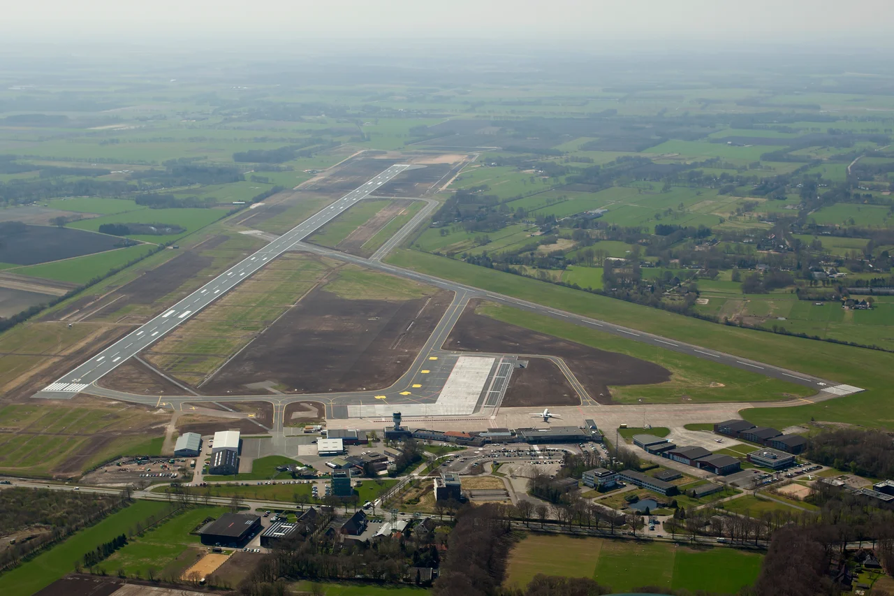 Luchtfoto van luchthaven Groningen Airport Eelde, genomen vanaf de Noord-Oostkant van de luchthaven.