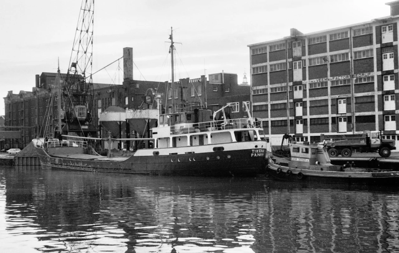 One of the last seagoing ships calling at Oosterhaven (Groningen): coaster Tikerak on 23 June 1980.