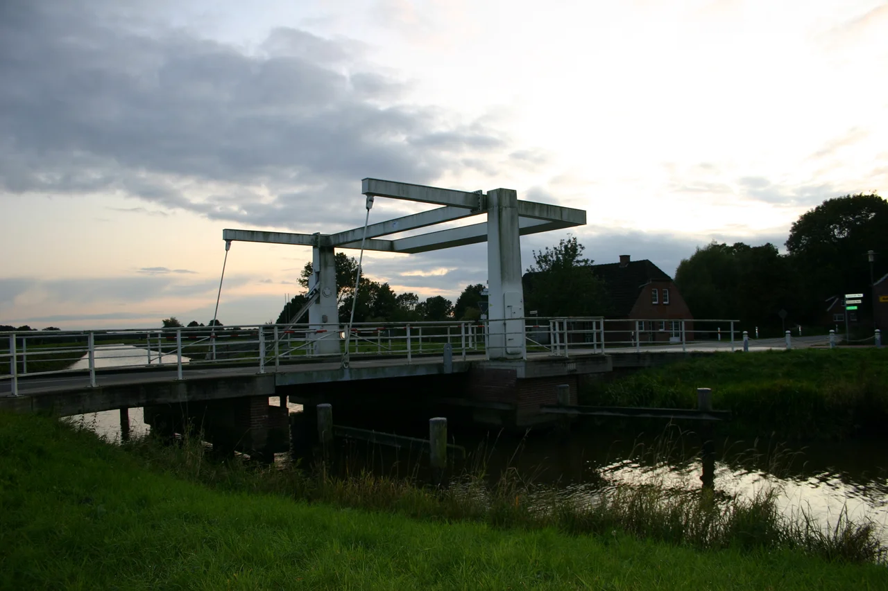Brücke über den Nordgeorgsfehnkanal in Brückenfehn (Gemeinde Filsum, Samtgemeinde Jümme, Landkreis Leer)