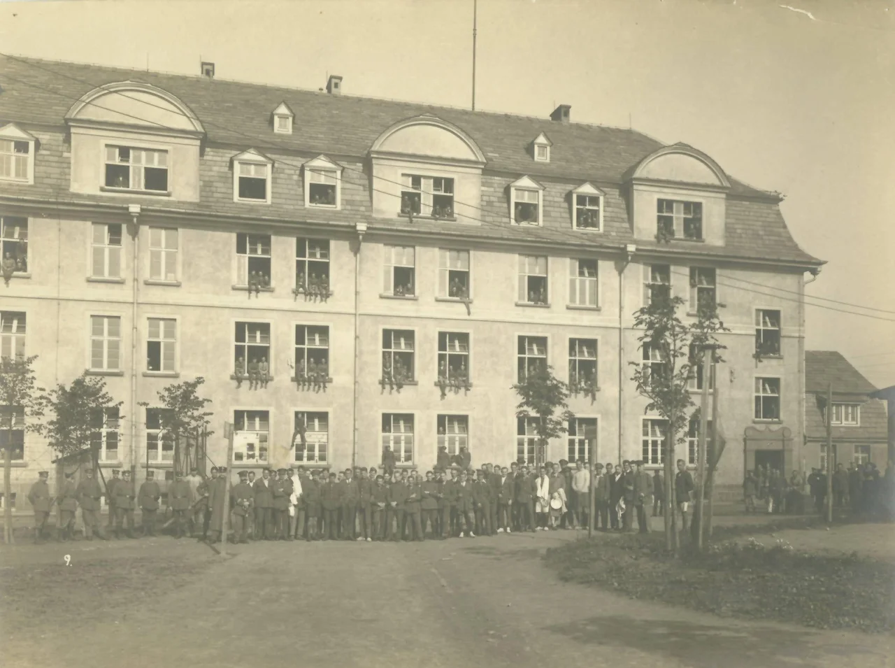 Kazerne B in Holzminden prisoner-of-war camp, with British prisoners and German guards. Late 1918.