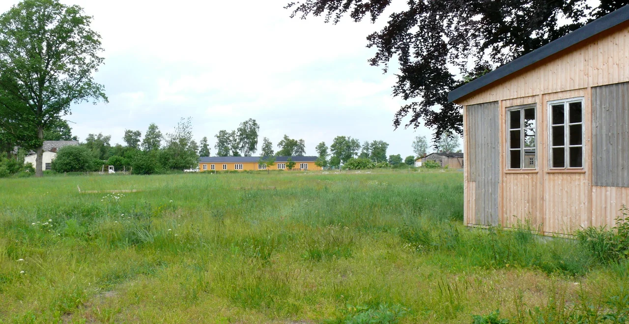 Gedenkstätte Stalag X B Sandbostel / Blick über das Gelände: rechts "CVJM-Baracke" (Informationen über die Nutzung nach 1945) hinten "Gelbe Baracke" (Ausstellung über die Zeit von 1939 - 45)