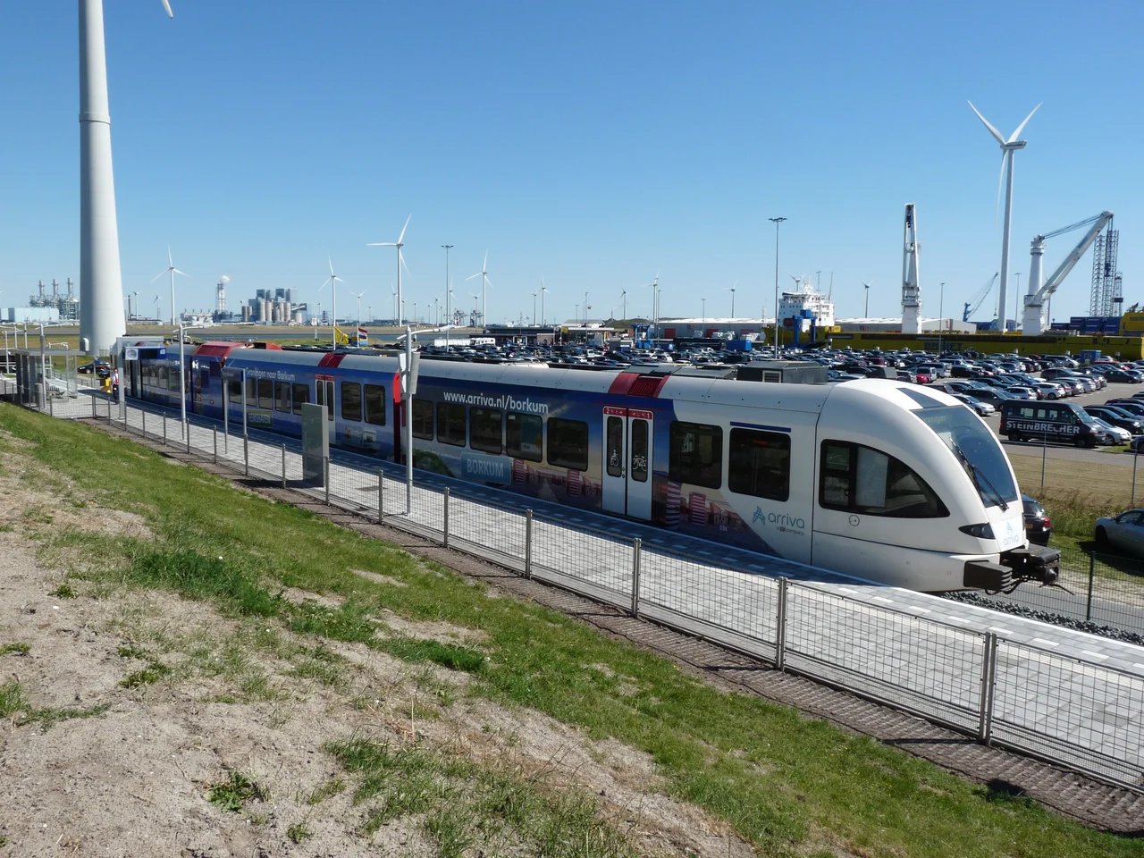 Arrivatrein bij het nieuwe station Eemshaven