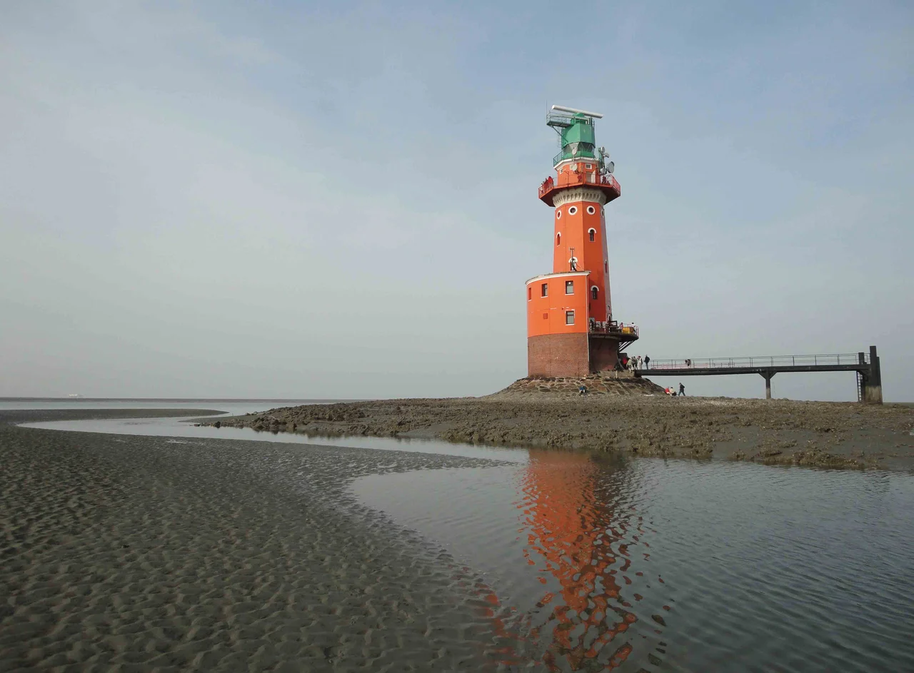 Bei Ebbe kann man sich um den Leuchtturm herum frei bewegen.