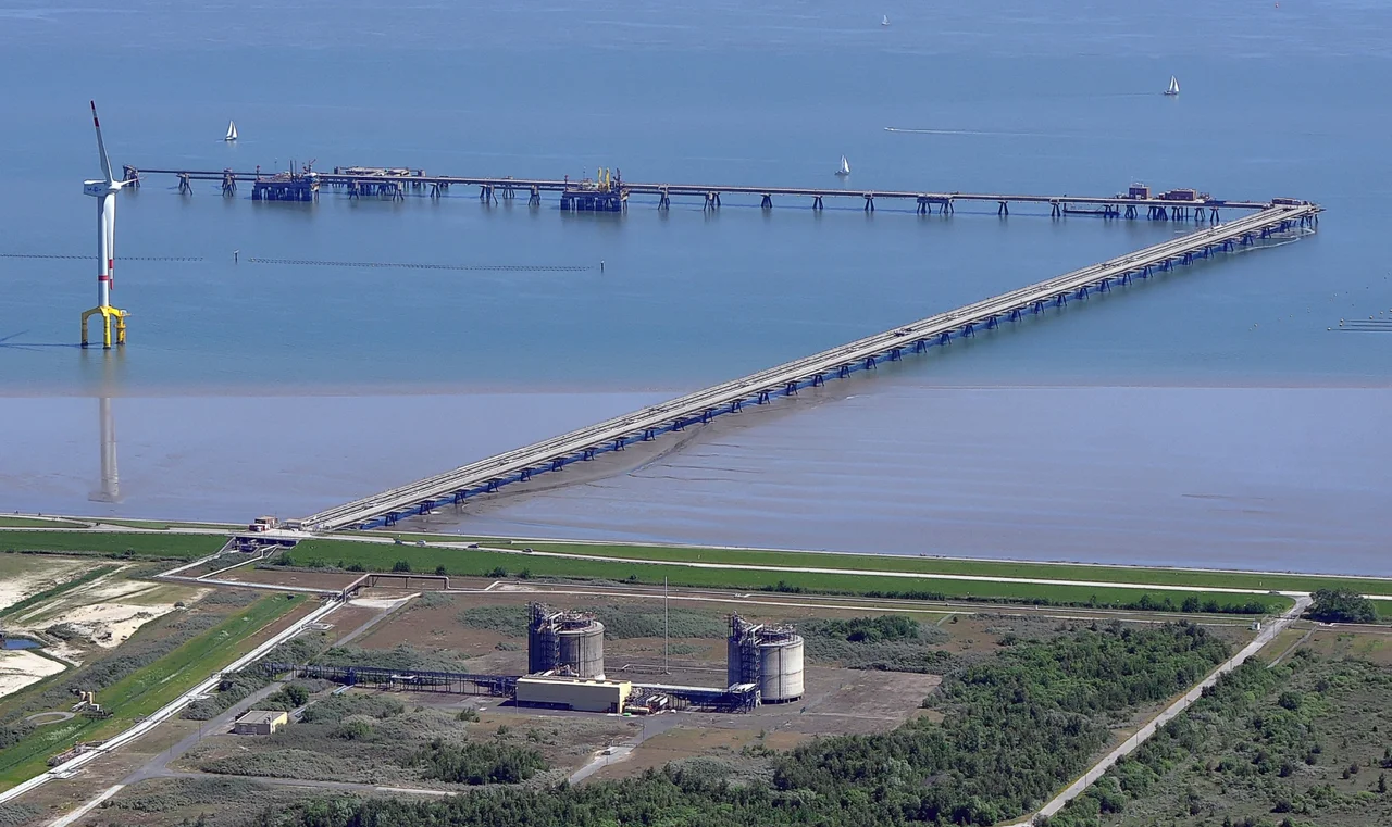 Aerial photos of the North Sea coast 2012-05 - The Voslapper Groden handling facility was expanded in 2022 to become the Wilhelmshaven LNG terminal.