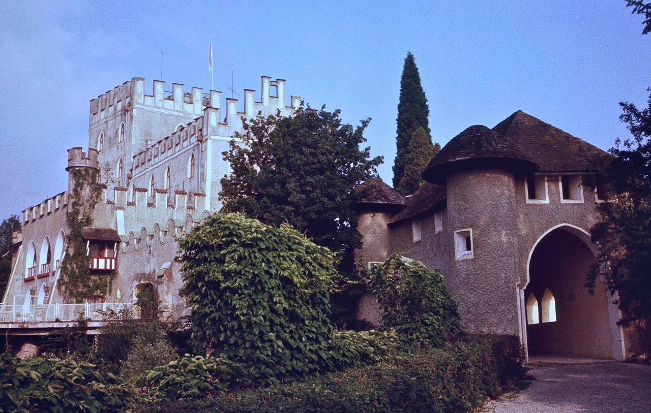 Schloss Itter (Itter Castle) viewed from the east, along the pathway to the entrance, in 1979.




 

This media shows the protected monument with ObjektID 39466 in Austria. (Commons, de, Wikidata)