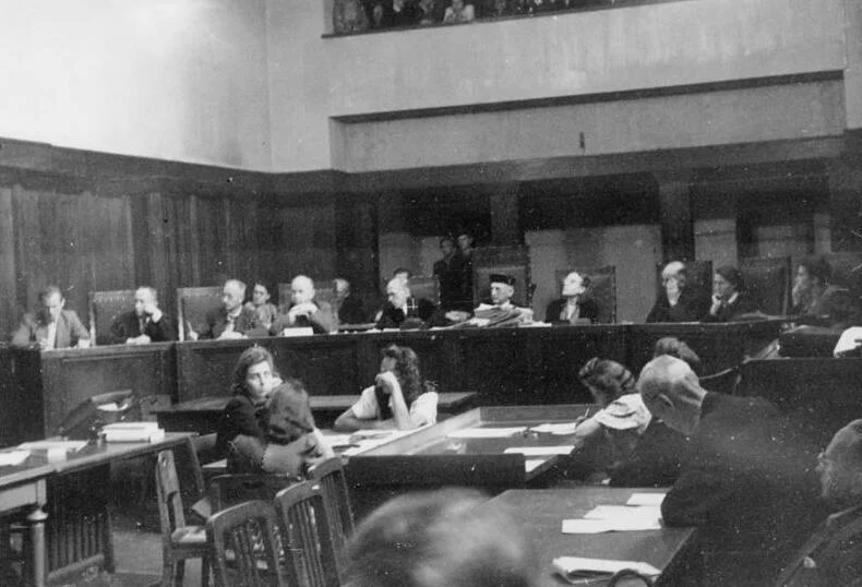 For documentary purposes the German Federal Archive often retained the original image captions, which may be erroneous, biased, obsolete or politically extreme. ADN/Illus
Am Montag Urteil im Dresdner Ärzteprozeß
Die Todesstrafe und Einziehung des Vermögens zu Gunsten des Landes Sachsen beantragte der Staatsanwalt im Dresdner Ärzteprozeß gegen die Angeklagten Dr. Nitsche, Dr. Langer, Dr. Herzer, Dr. Leonhardt, die Oberschwester Sachse, die Schwestern Puschmann, Klara Friedrich und Ackermann, sowie die Pfleger Fehre und Gäbler. Die Strafen für die anderen Angeklagten stellte er in das Ermessen des Gerichts.

UBz: Das Hohe Schwurgericht, i.d.Migtte: Landesgerichtsdirektior Dr. Fischer und Landespräsident Fischer