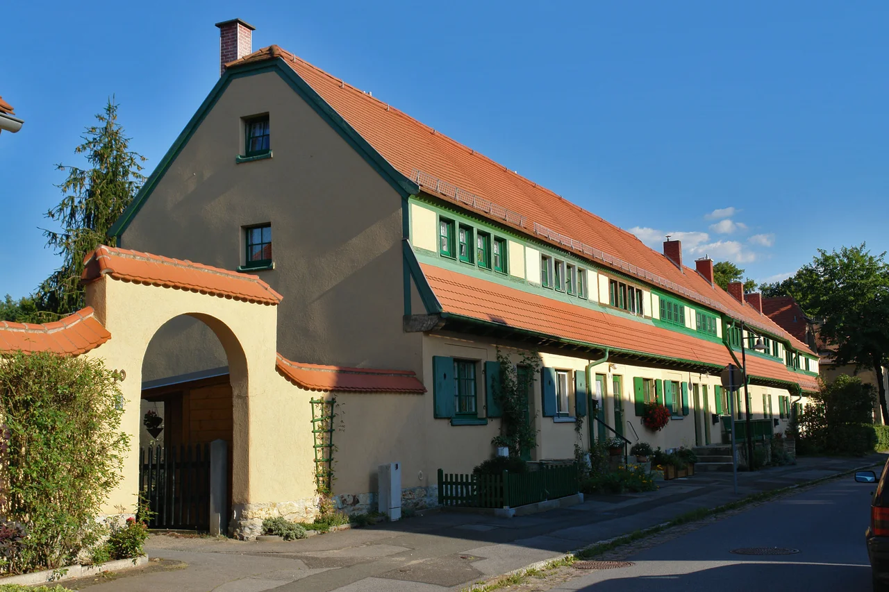 Typische Häuserreihe der Gartenstadt Dresden-Hellerau; "Am grünen Zipfel" Nr.26-24-22-20-18-16-14-12-10