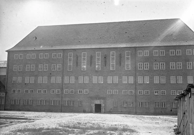 For documentary purposes the German Federal Archive often retained the original image captions, which may be erroneous, biased, obsolete or politically extreme. Das modernste Zuchthaus Europas in Brandenburg a/Havel geht seiner Vollendung entgegen!
Blick auf das Hauptgebäude des modernsten Zuchthauses, welches jetzt fertiggestellt wurde.