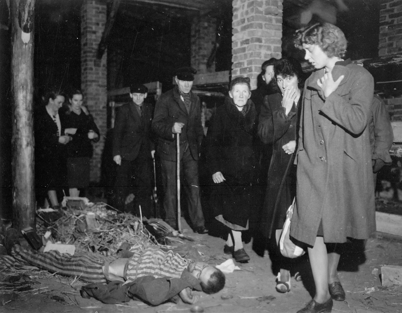 Ludwigsluster Bürger werden auf Anweisung der 82. US-Luftlandedivision durch ein nahegelegenes Konzentrationslager geführt. Vorgefundene Massengräber enthielten etwa je 300 Körper von Opfern der Nazi-Torturen.