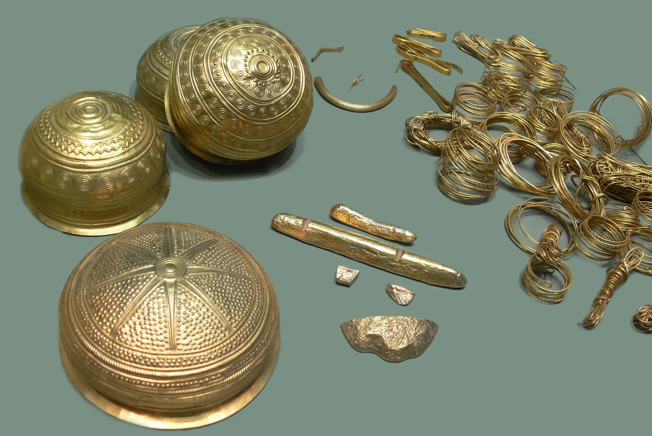Der Goldfund von Eberswalde (bronzezeitlicher Goldschatz), 10.–9. Jh. v. Chr.; replica (the original was looted during World War II and is presently located at a museum in Moscow)
<be />Collection: Museum für Vor- und Frühgeschichte Berlin