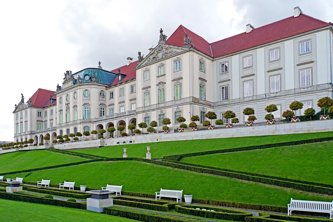 The garden side of the Royal Castle. The garden extends over 2.5 hectares of land, from the Castle to the Vistula River, along the steep slope of the escarpment and along its base. It was first planted in medieval times, when the Castle still belonged to the Mazovian dukes.
