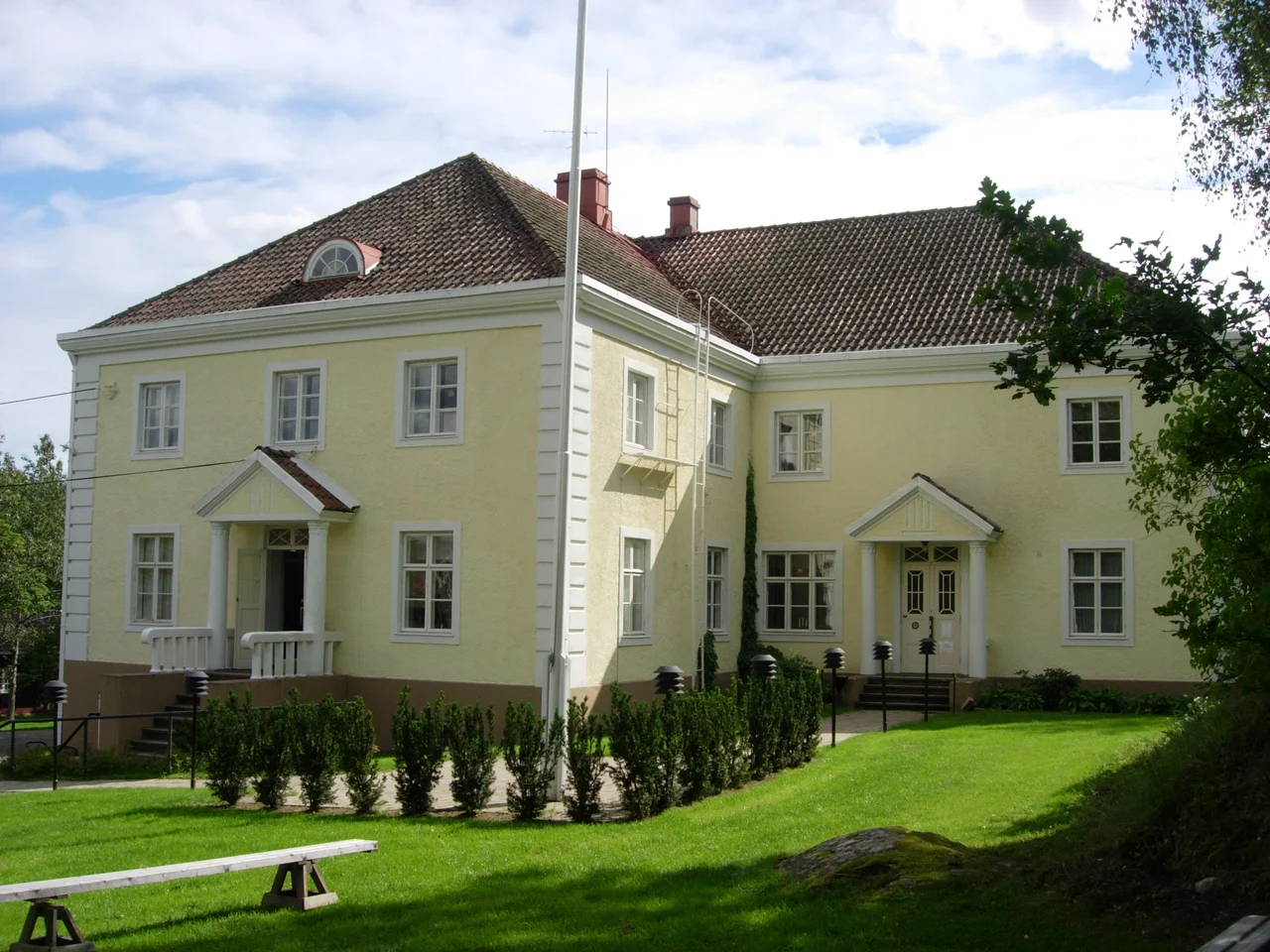 Liedon Vanhalinnan päärakennus luoteesta.