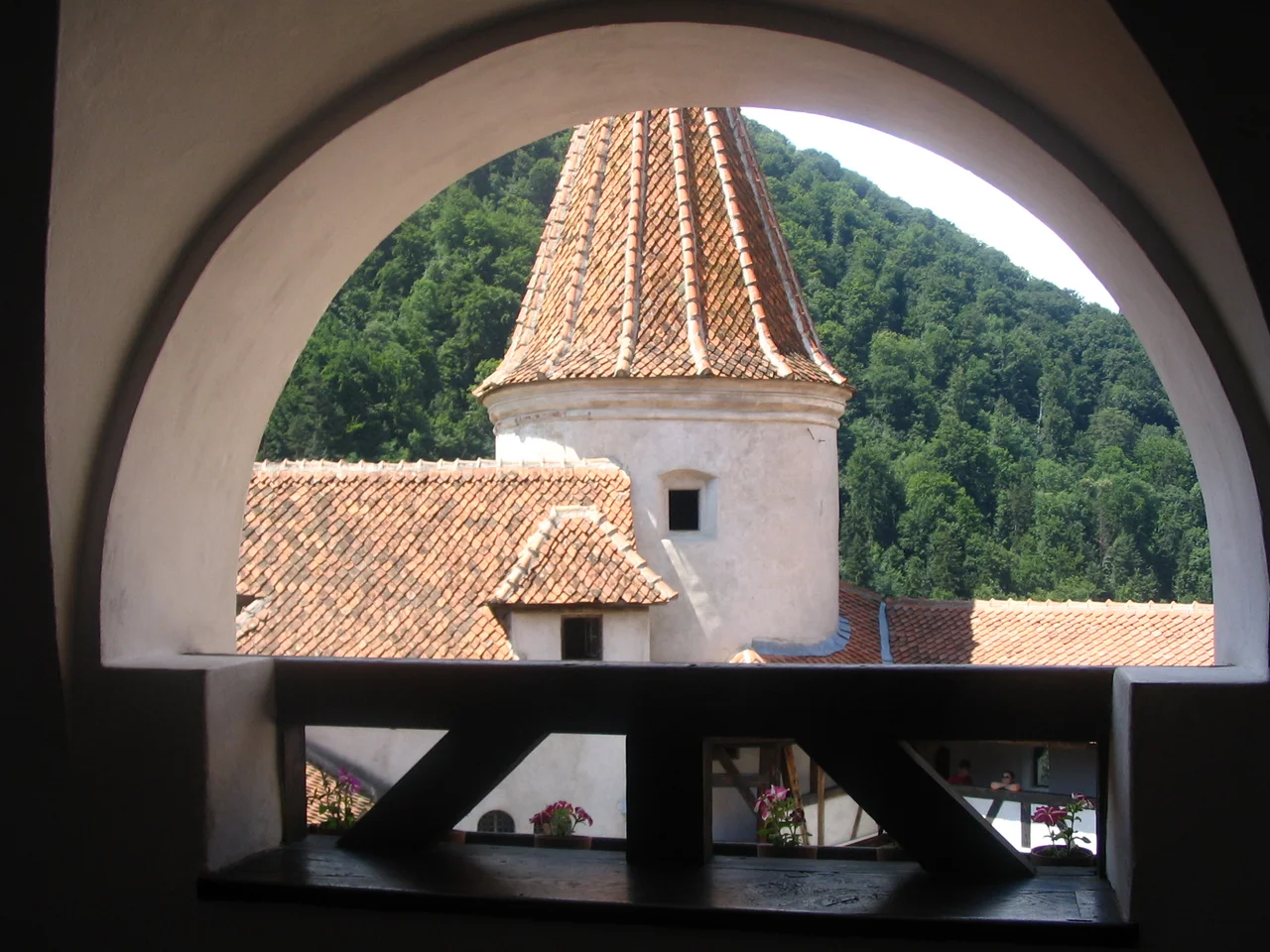 Picture taken from a walkway within the Bran Castle. The Bran Castle, located in Romania, is commonly associated with the fictional Count Dracula.
.mw-parser-output .monument-istoric{width:400px;max-width:100%;margin:1px;padding:2px;background-color:#800000;color:#fff;text-align:initial;font-size:0.75em;line-height:1.1em}.mw-parser-output .monument-istoric td:first-child{width:26px;height:26px}.mw-parser-output .monument-istoric a{color:yellow}.mw-parser-output .monument-istoric-code a{color:inherit}
This is a photo of a historic monument in județul Brașov, classified with number BV-II-a-A-11610.