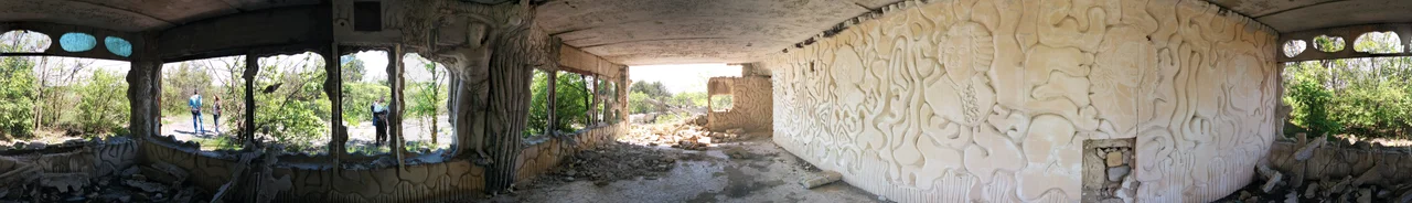 Горгани, Довбушанка (перші дві зліва засніжені вершини на горизонті). Фото, ймовірно, зроблене з Явірника (хребет)